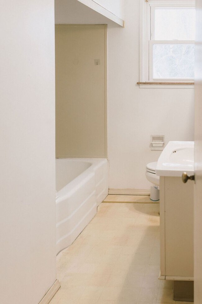 Building Photo - 114 Thompson St