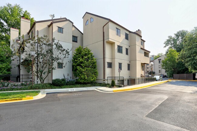Building Photo - 8906 Battery Pl