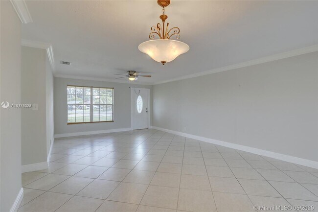 Building Photo - 4961 SW 17th St