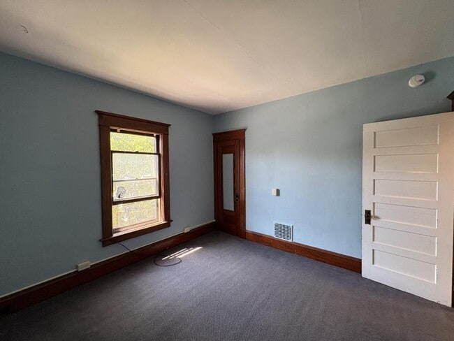 Building Photo - 48 Monroe St