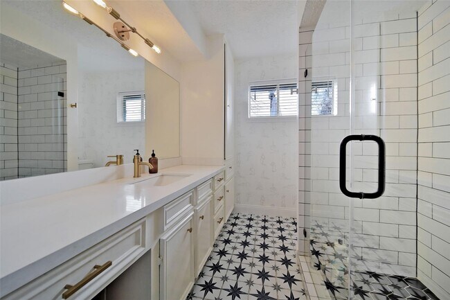 Building Photo - 323 Gentilly Dr