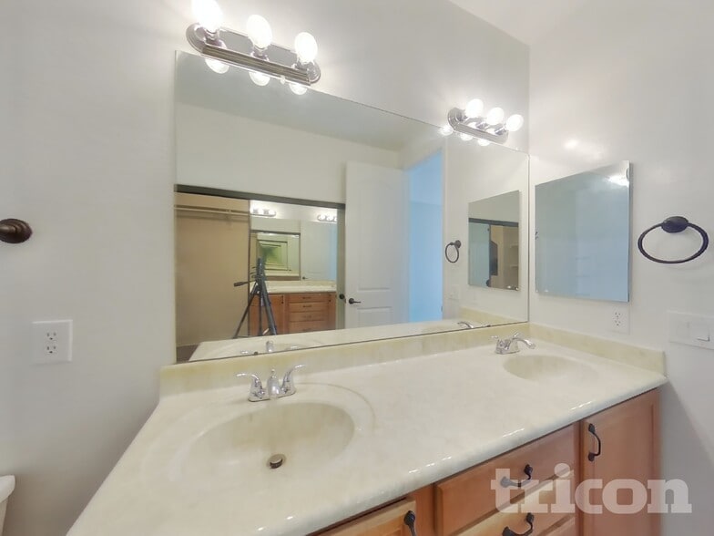 Building Photo - 7731 S 45th Ln