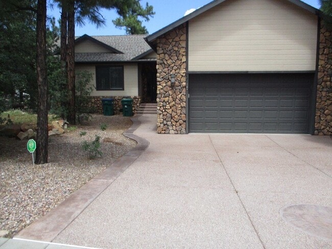 Primary Photo - 820 E Pine Ln