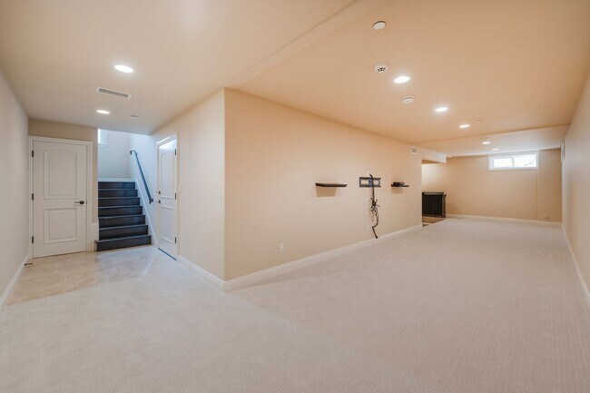Building Photo - Luxury Detached Townhome in Redondo Beach