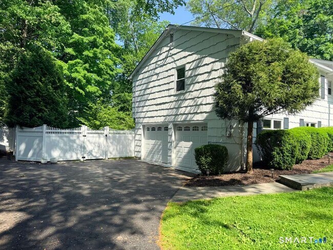 Building Photo - 22 Berndale Dr