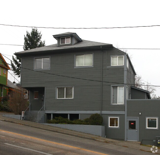 Building Photo - 609 S 15th St