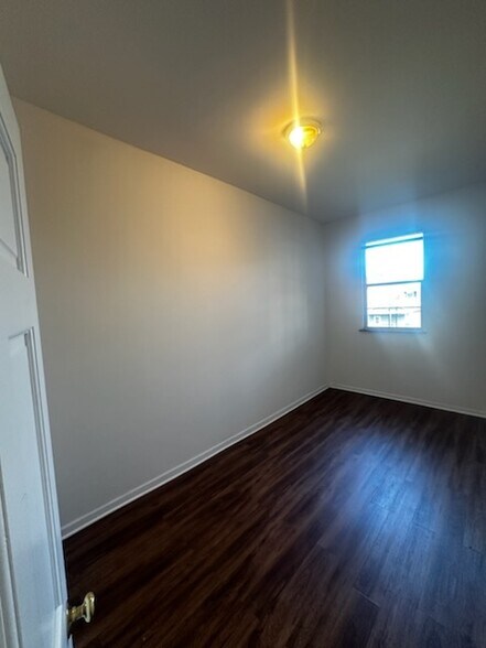 Building Photo - 1021 S Racine Ave