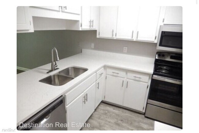 Building Photo - 2 br, 2.5 bath Triplex - 4883 Old Bainbrid...