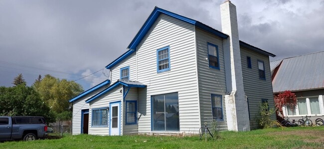 Primary Photo - Spacious 4 Bedroom Stand Alone Home Near t...