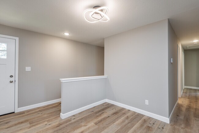 Building Photo - 25 Poplar Hill Dr