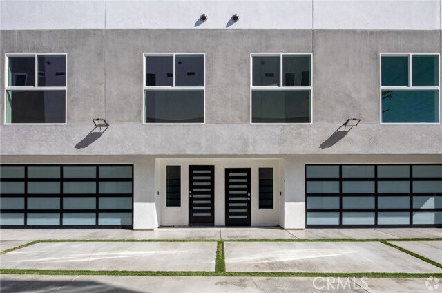 Building Photo - 5655 Hazeltine Ave