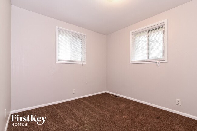 Building Photo - 6616 Oakview Dr N