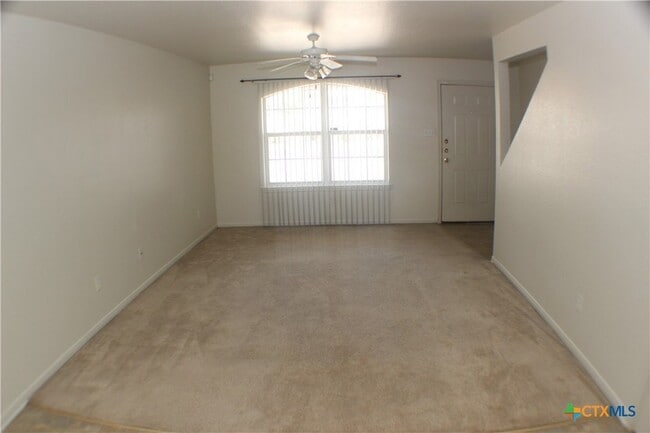 Building Photo - 102 E Robin Ln