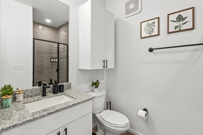 Building Photo - 601 W 9th St