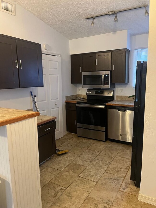 Building Photo - 2bed/2bath Townhome in Quiet Neighborhood