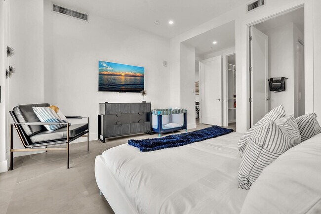 Building Photo - 2100 Miami Rd