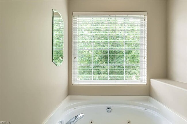 Building Photo - 108 White Cedar Ln