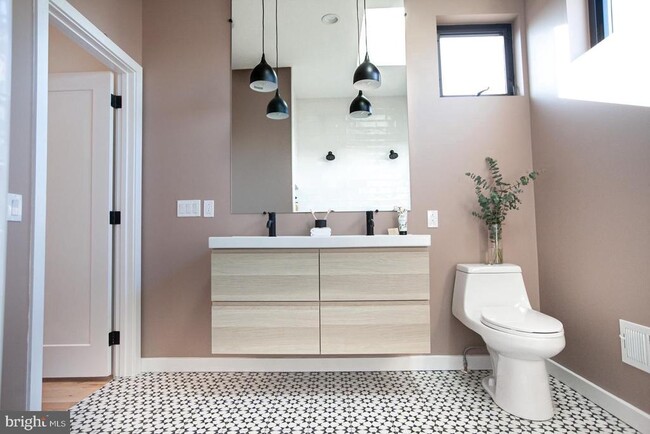 Building Photo - 2539 Collins St