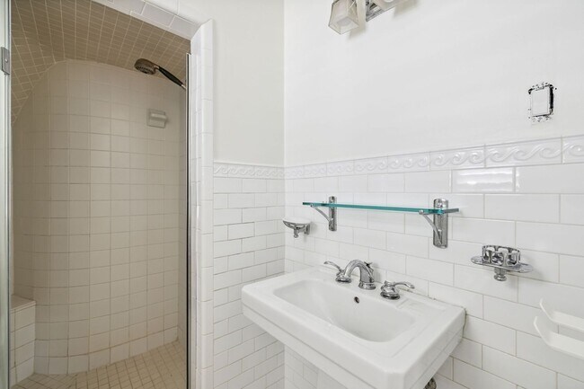 Building Photo - CHARMING 3-BEDROOM IN THE HEART OF ALAMO HEIGHTS
