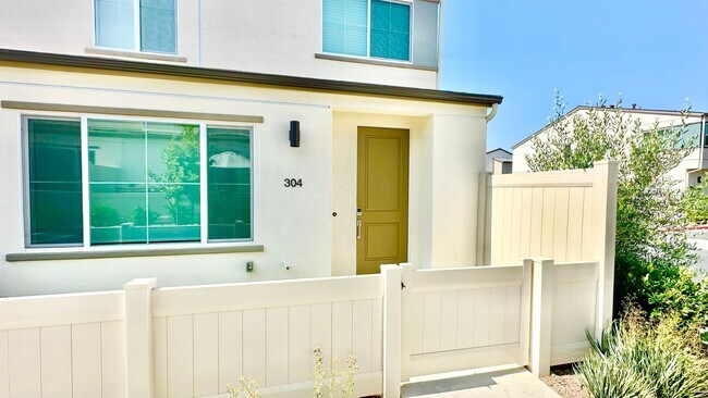Building Photo - Beautiful, Newer Construction Home in Desi...