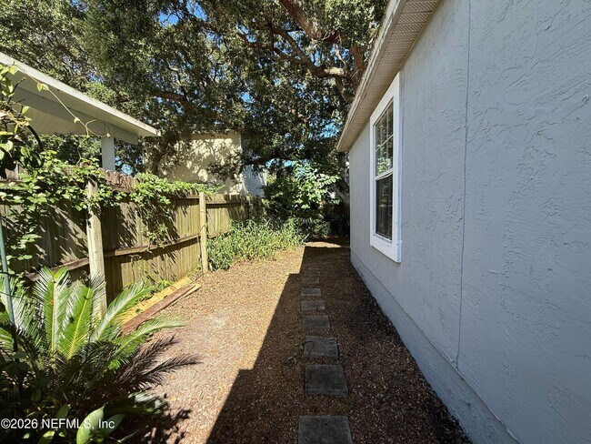 Building Photo - 2418 Hydrangea St