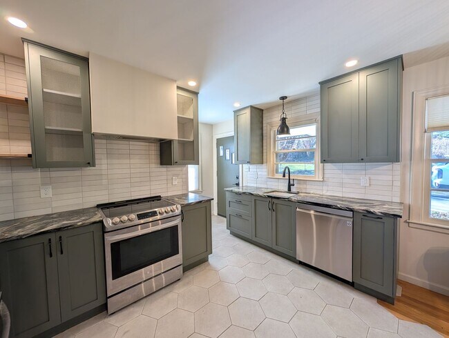 Building Photo - Great West Asheville Location!