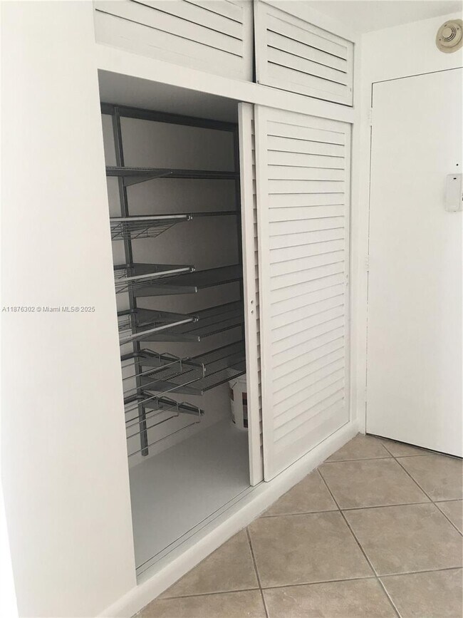 Building Photo - 1408 Brickell Bay Dr