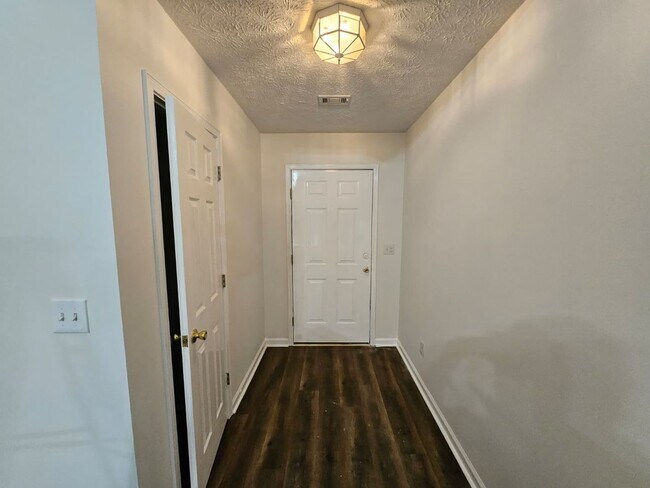 Building Photo - For rent 3 bedroom, 2 bath home