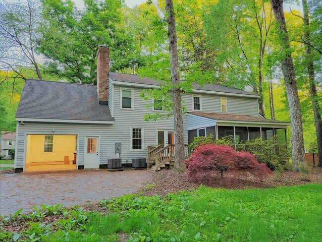 Building Photo - Huge 5 bedroom upgraded Colonial with larg...