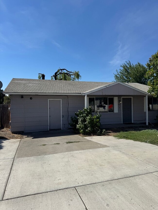 Building Photo - PET FRIENDLY 4 Bedroom 2 Bath