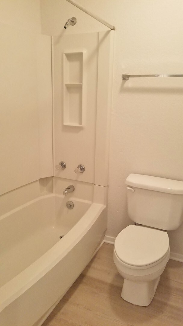 Building Photo - Spacious, Remodeled Duplex Unit Near Hulen...