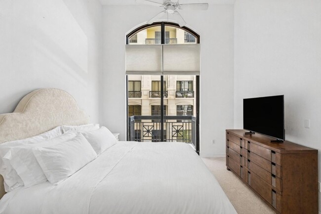 Building Photo - 701 S Olive Ave