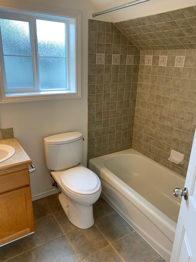 Building Photo - In the heart of Green Lake 3 bed 2.5 bath townhome for rent