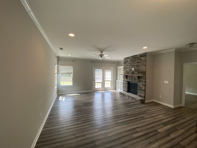 Building Photo - Move-in ready, 1.5 story home located in t...