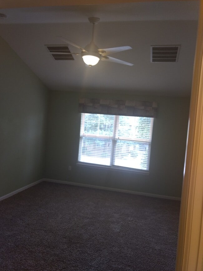Building Photo - Inviting 2 Bedroom 2 Bath Top Floor Condo - Available August 10!