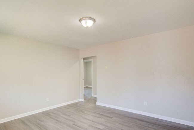 Building Photo - 7919 Thompson Rd