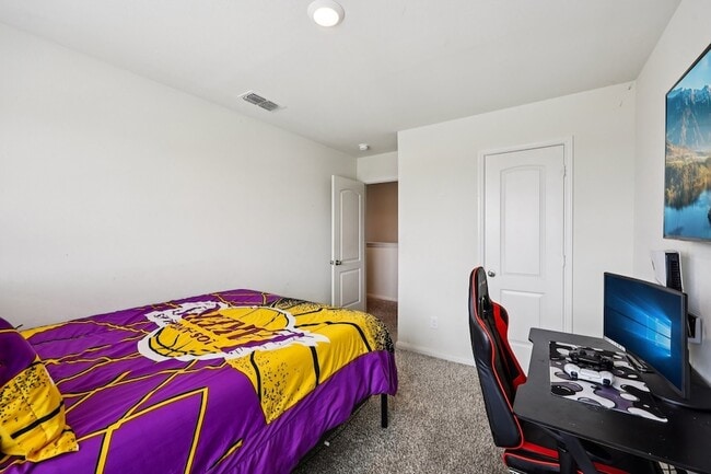 Building Photo - 1927 Churchill Downs Dr