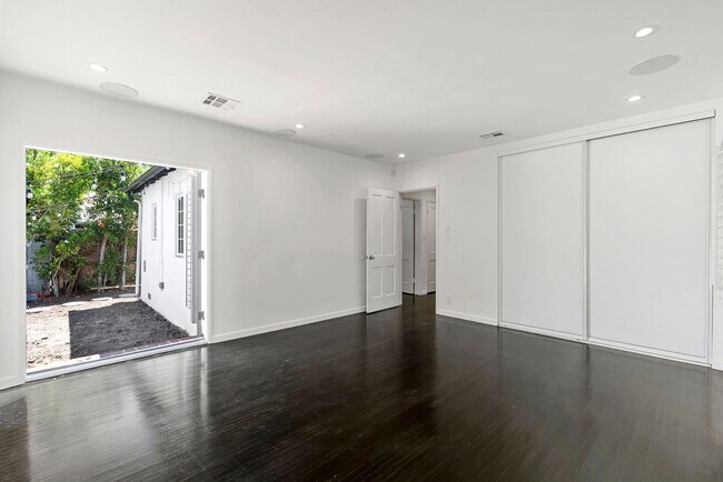 Building Photo - Designer-Done 3 Bed + 3 Bath in Prime Beve...