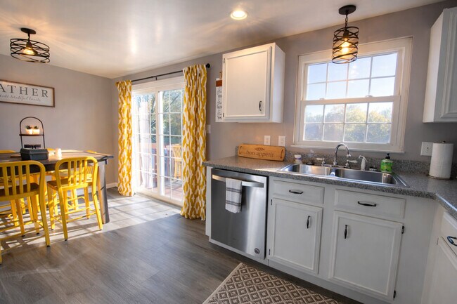 Building Photo - 11423-11425 5 Cedars Rd