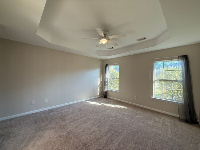 Building Photo - Spacious 3 BR/2BA Home + Formal Dining Roo...