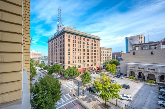 Building Photo - 915 Franklin St
