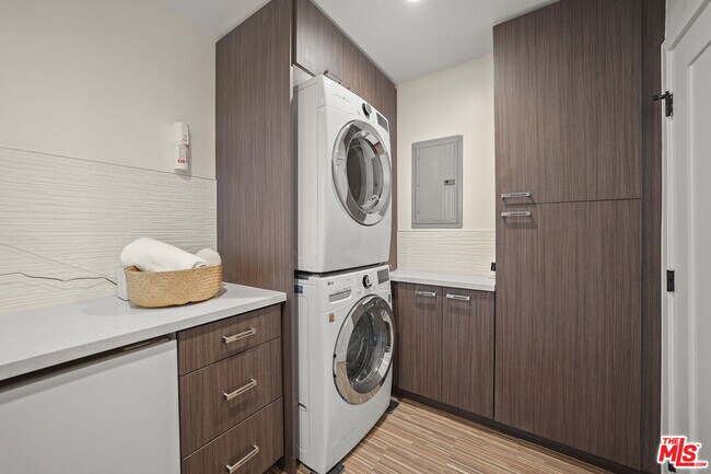 Building Photo - 665 McCadden Pl