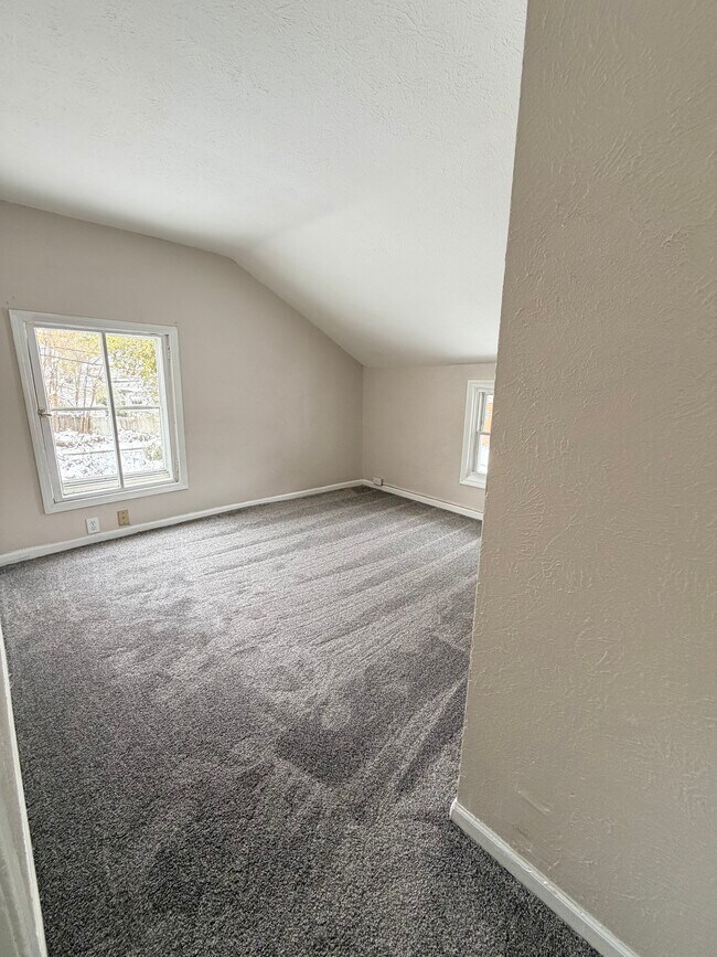 Building Photo - 118 W Grove St