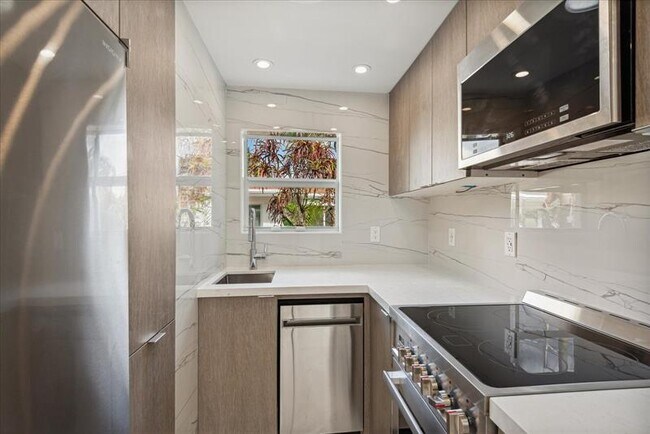 Building Photo - 2201 NE 9th Ave