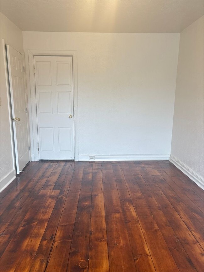 Building Photo - 3 Bedroom House, Parking, Yard-York City SD