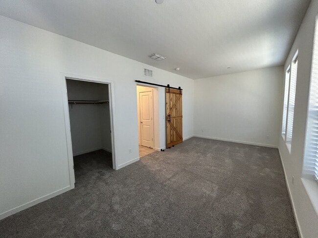 Building Photo - Fresh 3 Bed, 2 Bath Home - Close to shopping!