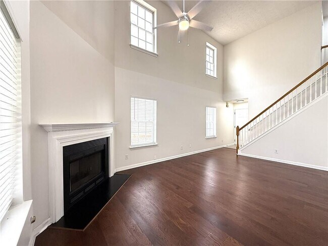 Building Photo - 2150 Lexington Ln