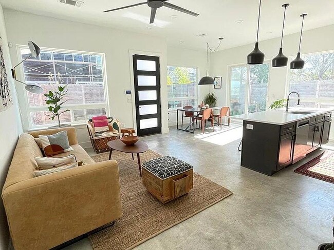 Building Photo - 910 Gullett St