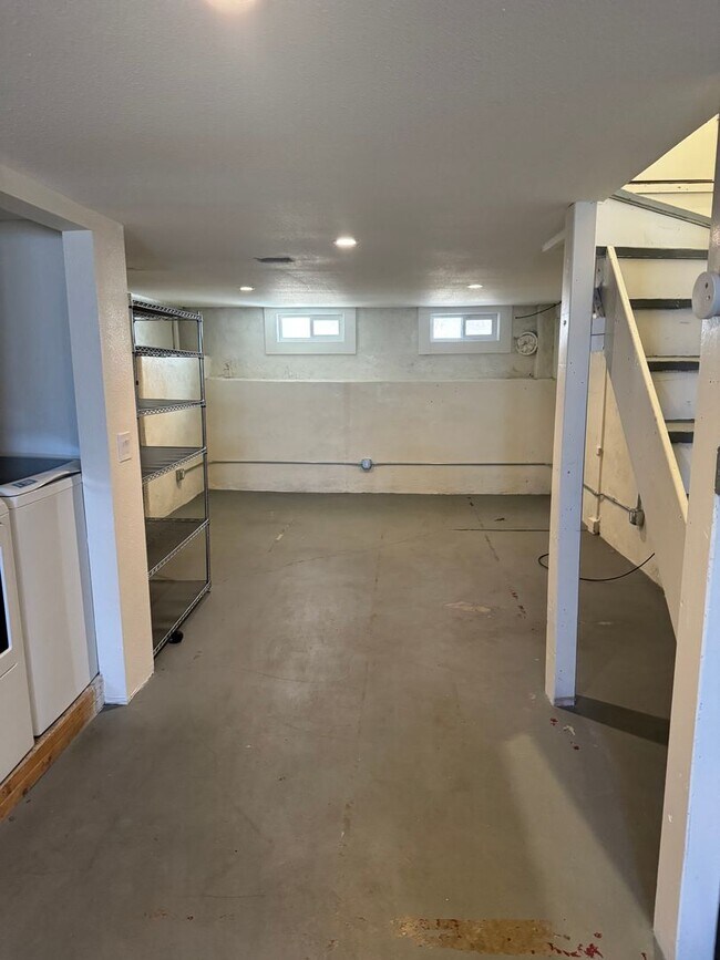 Building Photo - TRI PLEX in midtown..1 bedroom 1 bath with...