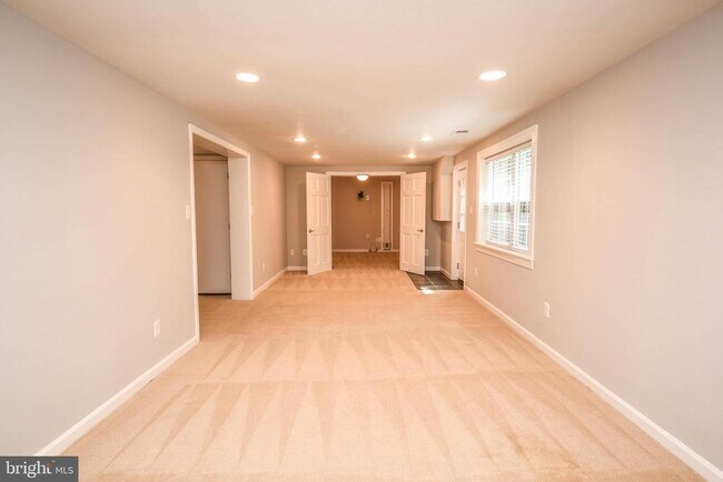 Building Photo - 1211 Vinita Ln